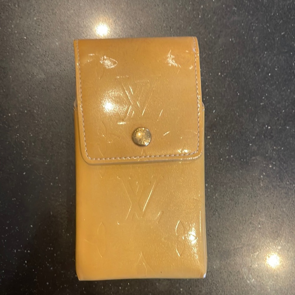 TH0928 Louis Vuitton cigarette case. I used it for lip gloss and lip stick